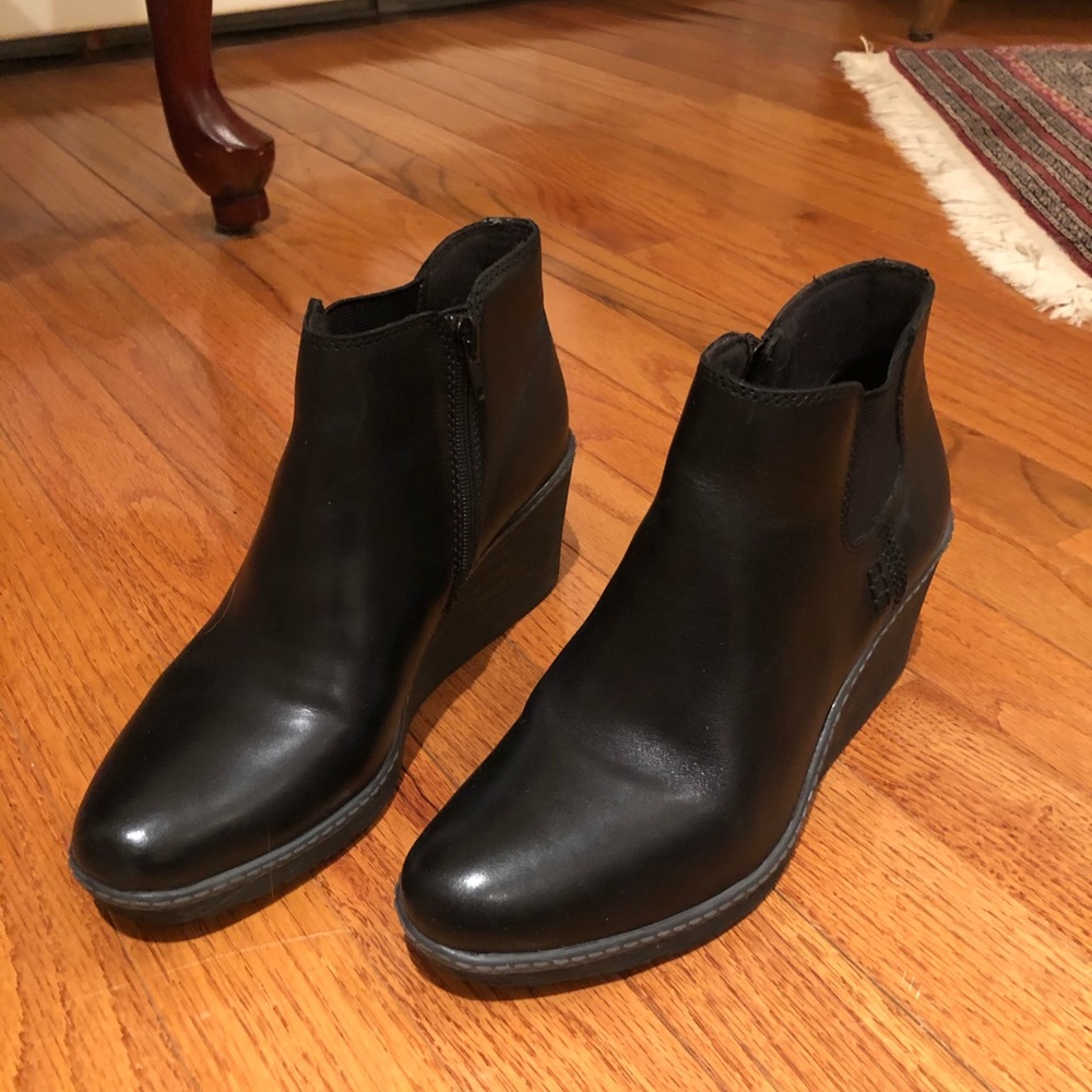 Clark’s Black Leather Wedge Ankle Boot Size 7